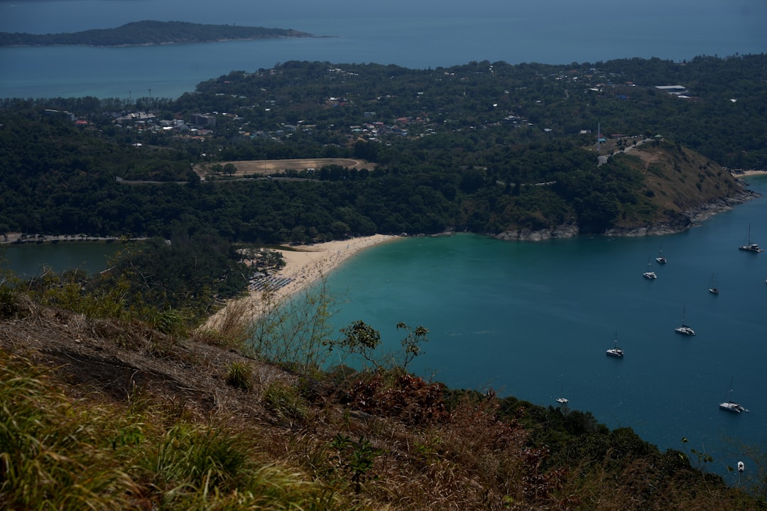 découvrez les îles de thaïlande, un paradis tropical offrant des plages de sable blanc, des eaux cristallines et une richesse culturelle unique. plongez dans un monde de paysages à couper le souffle, de biodiversité marine et d'aventures inoubliables.
