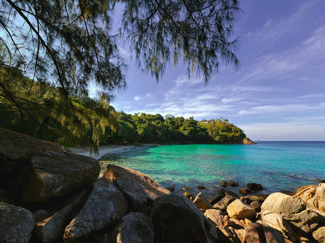 découvrez les îles de thaïlande, des destinations de rêve aux plages paradisiaques, une nature éblouissante et une culture riche. explorez koh phi phi, koh samui et bien d'autres pour des vacances inoubliables sous le soleil.