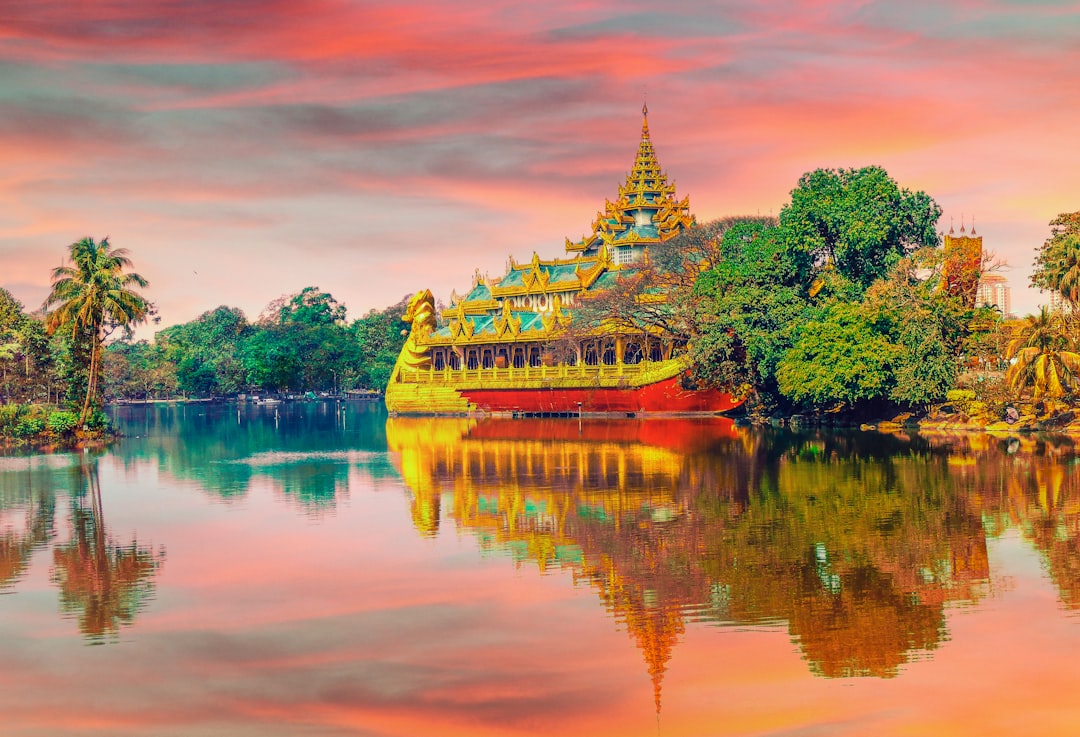 découvrez la beauté envoûtante de la thaïlande, entre plages de sable blanc, temples majestueux et cuisine délicieuse. explorez la culture riche et les traditions fascinantes de ce paradis asiatique.