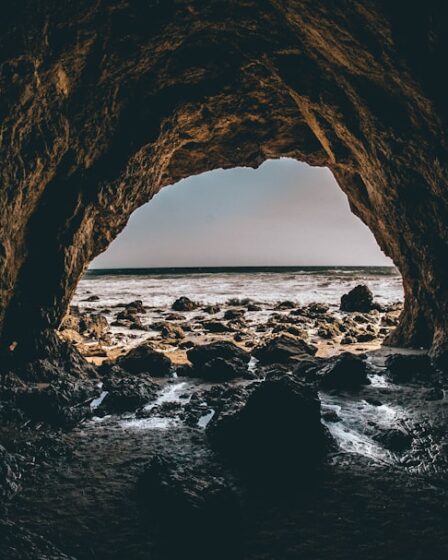 découvrez les fascinantes grottes de tham lod, un joyau naturel en thaïlande. explorez ses impressionnantes formations rocheuses, ses rivières souterraines et laissez-vous émerveiller par la beauté de ce site unique. une aventure inoubliable pour les amoureux de la nature et les passionnés d'exploration.