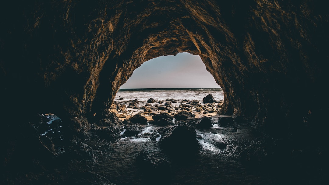 découvrez les fascinantes grottes de tham lod, un joyau naturel en thaïlande. explorez ses impressionnantes formations rocheuses, ses rivières souterraines et laissez-vous émerveiller par la beauté de ce site unique. une aventure inoubliable pour les amoureux de la nature et les passionnés d'exploration.