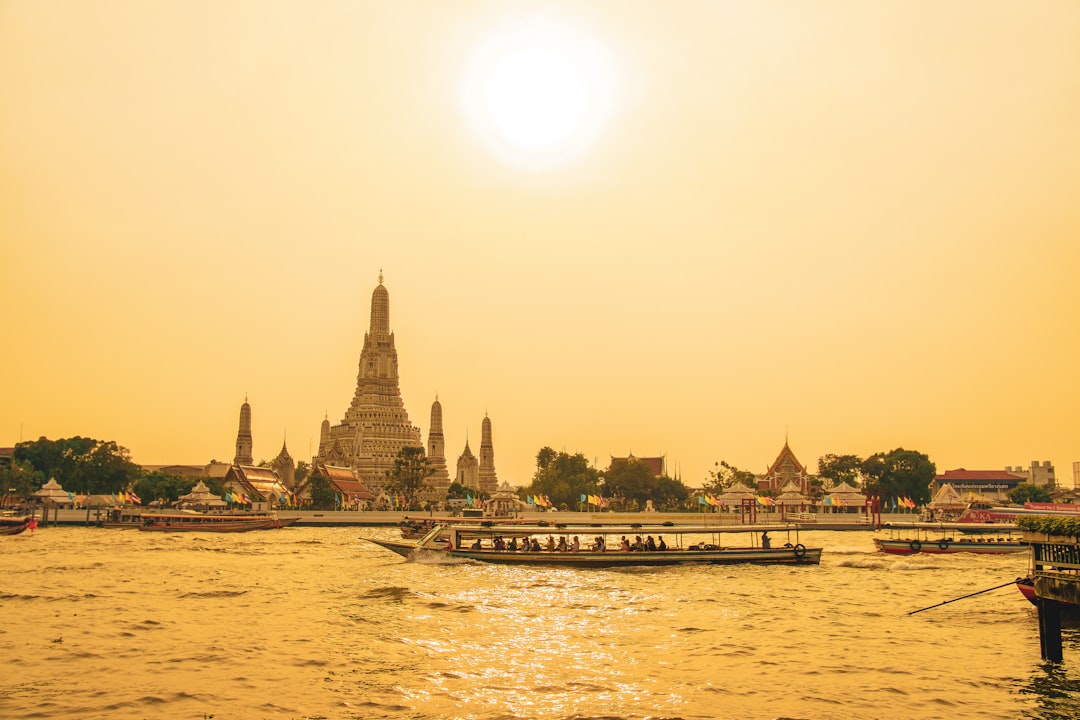 découvrez bangkok, la vibrante capitale de la thaïlande, où traditions anciennes et modernité se rencontrent. explorez ses temples majestueux, goûtez à une cuisine de rue savoureuse et plongez dans une culture riche au cœur de cette métropole dynamique.
