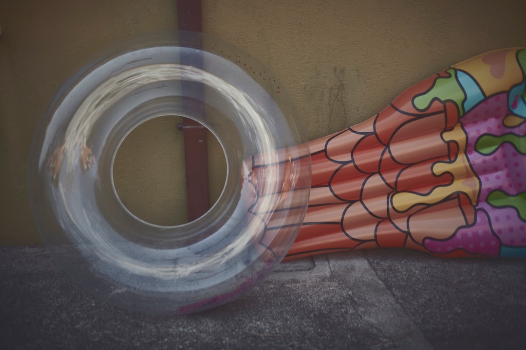 découvrez les enjeux et les protocols à suivre face à une menace de bombe. informez-vous sur les mesures de sécurité, les réactions appropriées et l'importance de la vigilance dans des situations d'urgence.