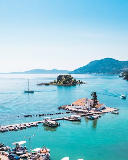 découvrez corfou, une île grecque enchanteuse au cœur de la mer ionienne, connue pour ses plages idylliques, sa riche histoire, et sa végétation luxuriante. explorez ses charmants villages, savourez la cuisine locale et plongez dans une culture vibrante qui allie traditions anciennes et influences modernes.