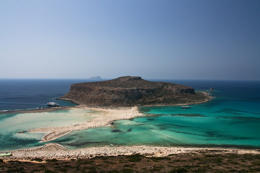 découvrez la beauté envoûtante de la crète, l'île grecque où l'histoire ancienne se mêle à des paysages à couper le souffle, des plages dorées et une gastronomie exceptionnelle. explorez ses sites archéologiques, ses villages pittoresques et vivez des expériences inoubliables au cœur de la méditerranée.