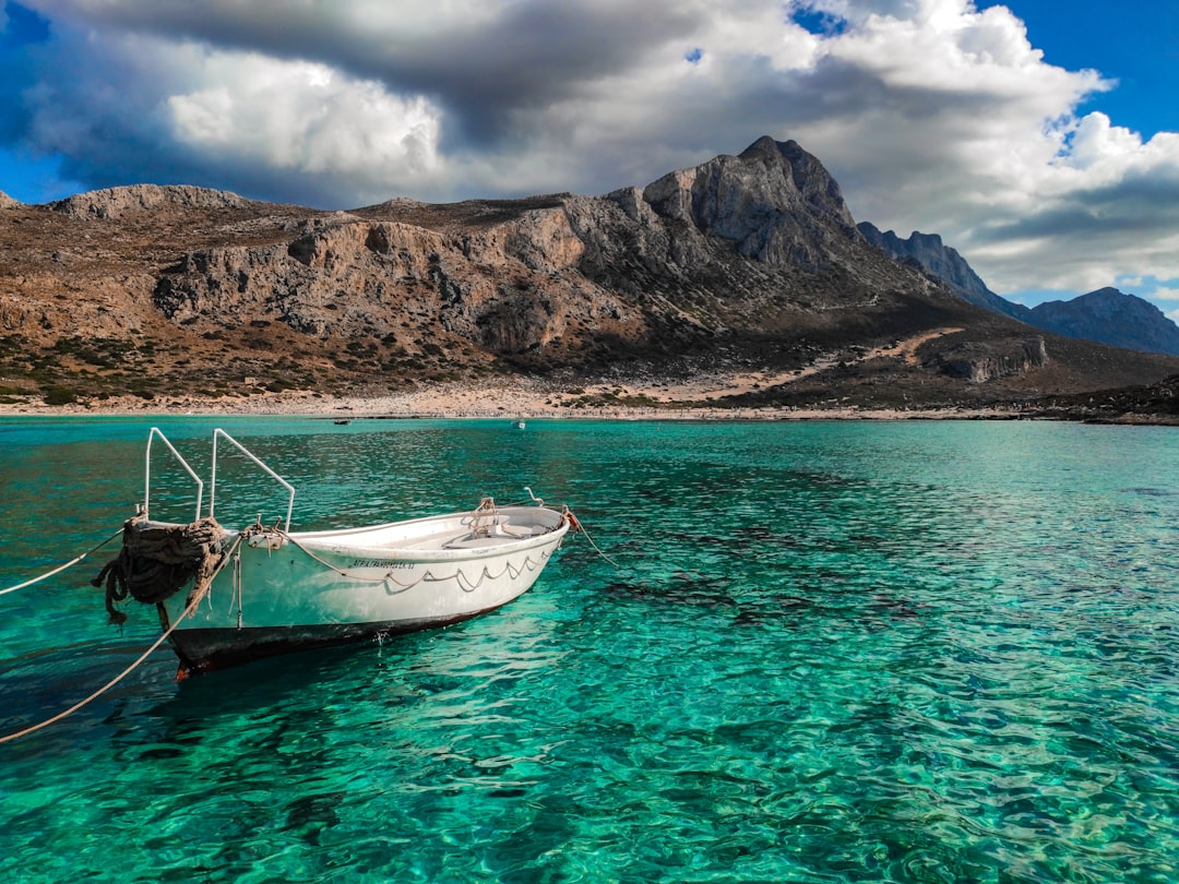 découvrez la beauté envoûtante de la crète, une île méditerranéenne riche en histoire, culture et paysages à couper le souffle. parfaite pour des vacances inoubliables entre plages dorées, sites archéologiques et gastronomie locale.