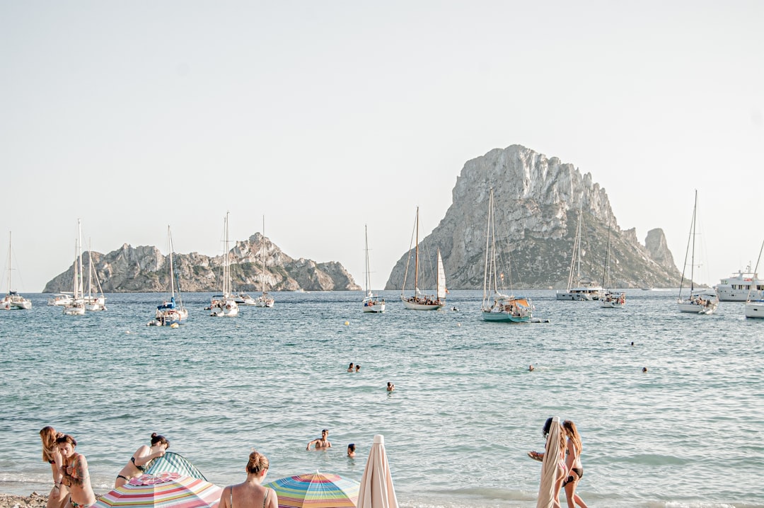 découvrez ibiza, l'île enchanteresse des baléares, célèbre pour ses plages paradisiaques, sa vie nocturne électrisante et son atmosphère festive. explorez ses paysages magnifiques, ses villages pittoresques et profitez de l'hospitalité chaleureuse de ses habitants. ibiza, un incontournable pour les amateurs de soleil et de fêtes!