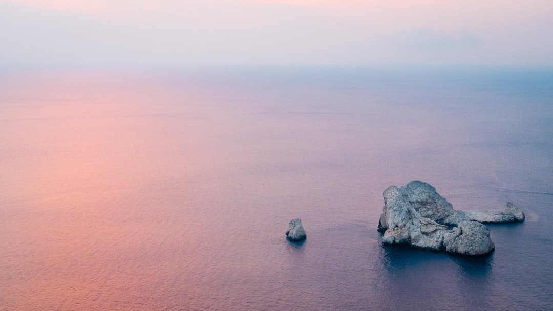 découvrez ibiza, l'île emblématique de la fête et de la beauté naturelle, réputée pour ses plages de sable fin, ses clubs légendaires et son ambiance vibrante. parfaite pour les amateurs de music, les amoureux de la nature et ceux en quête de détente.