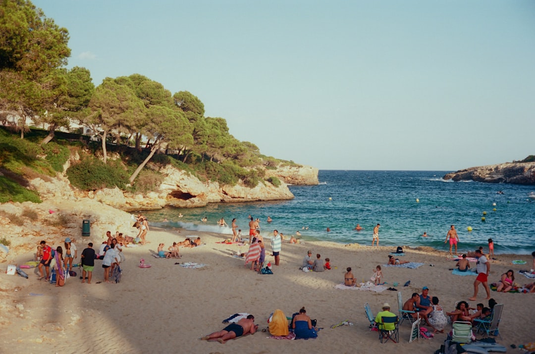 découvrez les meilleures activités à ibiza ! que vous soyez en quête de plages paradisiaques, de fêtes endiablées, ou d'aventures en plein air, ibiza vous réserve des expériences inoubliables. explorez les activités culturelles, sportives et nocturnes qui font de cette île un véritable paradis pour tous les voyagers.