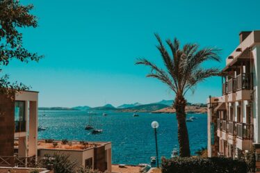découvrez les meilleures activités à ibiza pour vivre une expérience inoubliable. que vous soyez passionné par les plages, les sports nautiques, la vie nocturne ou les visites culturelles, ibiza vous offre une multitude d'options pour tous les goûts. explorez cette île paradisiaque et créez des souvenirs mémorables!
