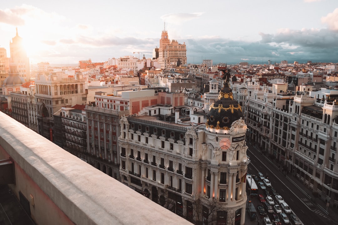 découvrez madrid, la vibrante capitale espagnole, célèbre pour ses musées de renommée mondiale, sa cuisine délicieuse et son atmosphère animée. explorez ses quartiers emblématiques, admirez l'architecture majestueuse et plongez dans la culture locale à travers ses festivals et traditions.
