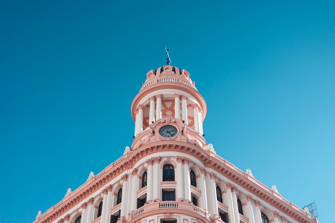 découvrez madrid, la capitale espagnole vibrante, riche en culture, en histoire et en gastronomie. explorez ses musées célèbres, ses parcs verdoyants et savourez la cuisine locale dans des tapas bars animés. madrid vous attend pour une expérience inoubliable.