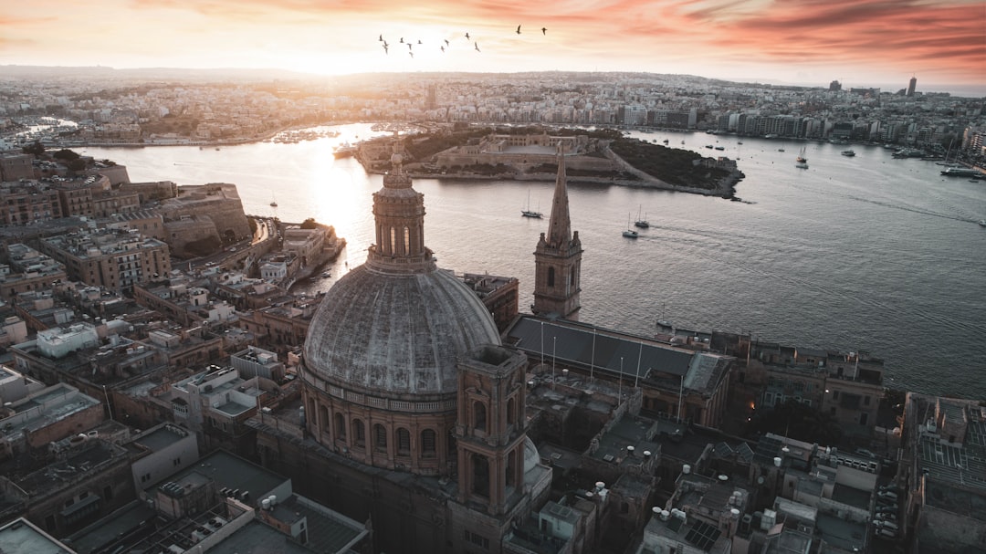 découvrez malta, un archipel méditerranéen riche en histoire et en culture. explorez ses paysages époustouflants, ses plages ensoleillées et son patrimoine architectural unique. idéal pour des vacances inoubliables, malta vous attend avec ses délicieuses spécialités culinaires et son ambiance chaleureuse.