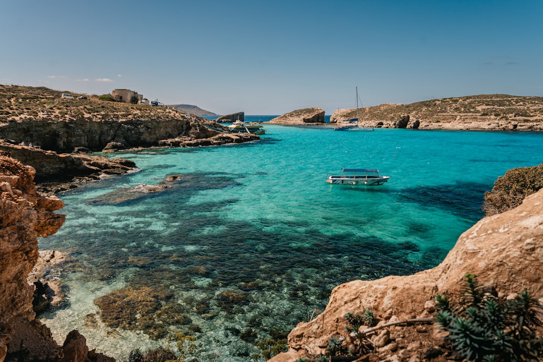 découvrez malta, une île méditerranéenne riche en histoire, culture et paysages à couper le souffle. explorez ses plages ensoleillées, ses charmantes villes anciennes et sa délicieuse cuisine locale. parfait pour des vacances inoubliables!