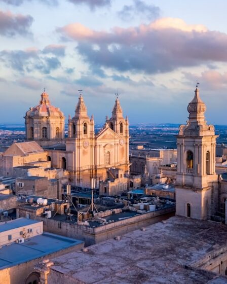 découvrez malta, une destination enchanteresse alliant plages idylliques, histoire riche et culture vibrante. explorez ses magnifiques paysages, savourez une cuisine méditerranéenne exquise et plongez dans l'histoire captivante de cet archipel au cœur de la méditerranée.