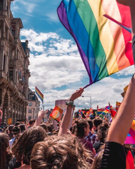 découvrez le mois des fiertés, une célébration annuelle de la diversité et de l'inclusion des communautés lgbtq+. participez à des événements festifs, des défilés colorés et des initiatives qui promeuvent l'égalité et la reconnaissance des droits de chacun.
