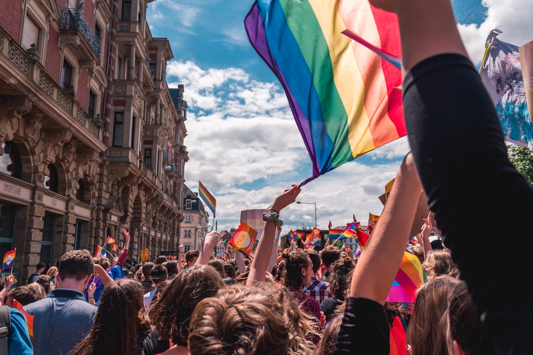 découvrez le mois des fiertés, une célébration annuelle de la diversité et de l'inclusion des communautés lgbtq+. participez à des événements festifs, des défilés colorés et des initiatives qui promeuvent l'égalité et la reconnaissance des droits de chacun.