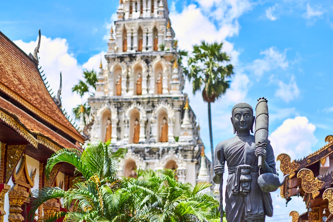 découvrez la thaïlande, un pays fascinant au cœur de l'asie du sud-est, réputé pour ses plages paradisiaques, sa culture riche, sa délicieuse cuisine et ses coutumes uniques. explorez des temples majestueux, vivez des aventures inoubliables et imprégnez-vous de l'hospitalité chaleureuse des thaïlandais.
