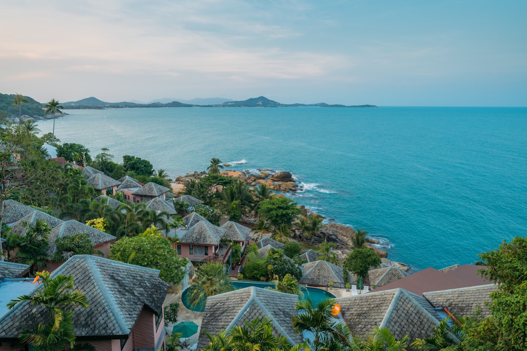 découvrez la beauté envoûtante de la thaïlande, un pays riche en culture, paysages à couper le souffle et cuisine délicieuse. partez à l'aventure entre plages paradisiaques, temples majestueux et villes animées.