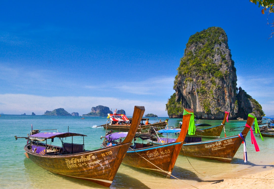 découvrez la thaïlande, un pays riche en culture, plages paradisiaques et délices culinaires. explorez ses temples majestueux, sa nature luxuriante et sa chaleureuse hospitalité locale. partez à l'aventure et vivez une expérience inoubliable en asie du sud-est.