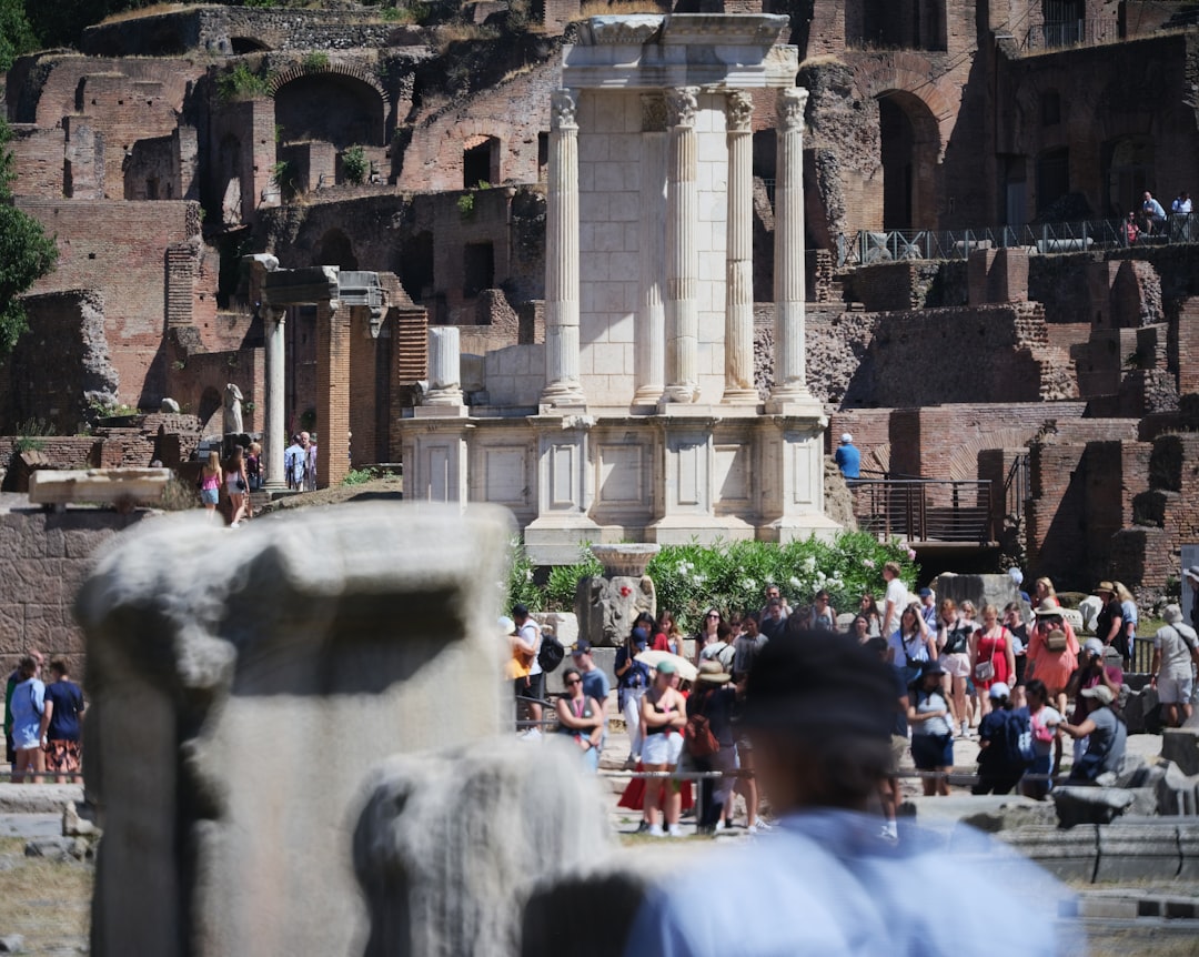 découvrez les causes et conséquences du déclin du tourisme, un phénomène qui impacte les économies locales et culturelles. explorez les solutions pour revitaliser cette industrie essentielle et favoriser un tourisme durable.