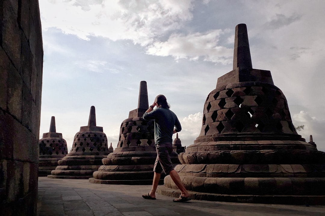 découvrez les causes et les impacts du déclin du tourisme, une tendance alarmante qui affecte les destinations du monde entier. analyse des défis auxquels l'industrie touristique est confrontée et des solutions potentielles pour revitaliser ce secteur essentiel.