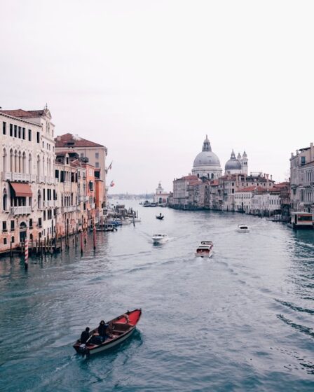 découvrez la magie de venise, la ville des canaux, célèbre pour ses gondoles, son architecture fascinante et son ambiance romantique. explorez ses ruelles étroites, visitez la magnifique place saint-marc et laissez-vous envoûter par l'art et la culture de cette destination unique.