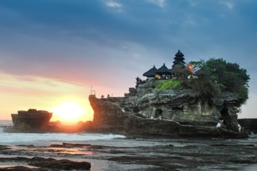 découvrez bali, l'île des dieux, offrant des plages paradisiaques, une culture riche, des rizières verdoyantes et une cuisine délicieuse. explorez les temples majestueux, participez à des retraites de bien-être et profitez d'une aventure inoubliable au cœur de l'indonésie.