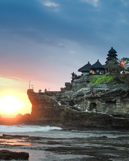 découvrez bali, l'île des dieux, offrant des plages paradisiaques, une culture riche, des rizières verdoyantes et une cuisine délicieuse. explorez les temples majestueux, participez à des retraites de bien-être et profitez d'une aventure inoubliable au cœur de l'indonésie.