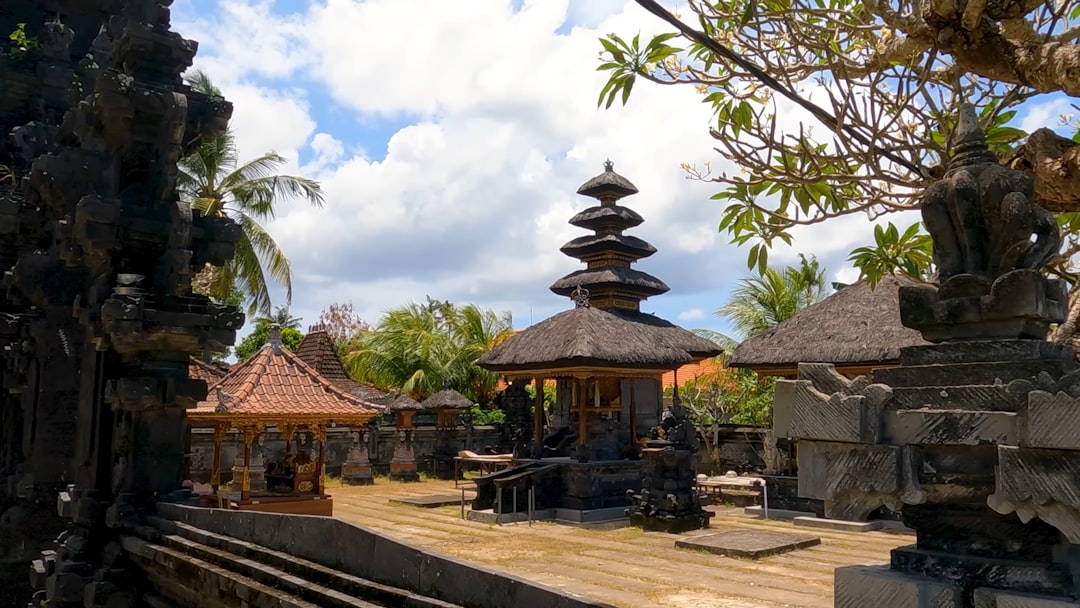 découvrez notre itinéraire complet pour bali, une île paradisiaque d'indonésie. explorez les temples majestueux, les plages de sable blanc, et la culture riche de cette destination incontournable. planifiez votre voyage idéal à bali grâce à nos conseils pratiques et recommandations d'activités.