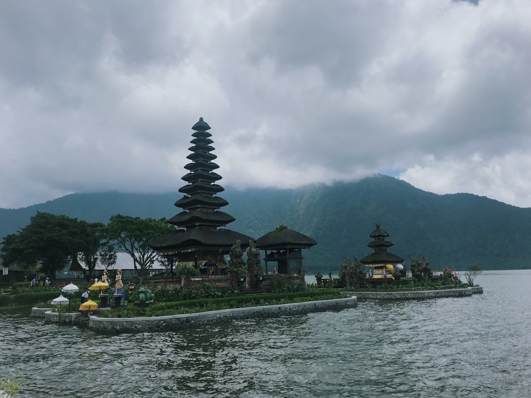 découvrez notre itinéraire idéal pour explorer bali, l'île des dieux. profitez des paysages époustouflants, des plages de rêve, des temples majestueux et des délicieuses spécialités locales tout en vivant une expérience inoubliable. parfait pour planifier votre voyage à bali!