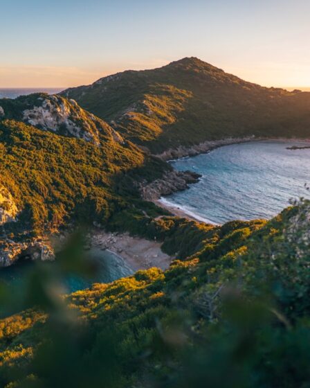 découvrez corfou, une île grecque paradisiaque à la richesse historique et culturelle unique. profitez de ses plages ensoleillées, de sa cuisine délicieuse et de ses paysages à couper le souffle. un véritable havre de paix pour des vacances inoubliables.
