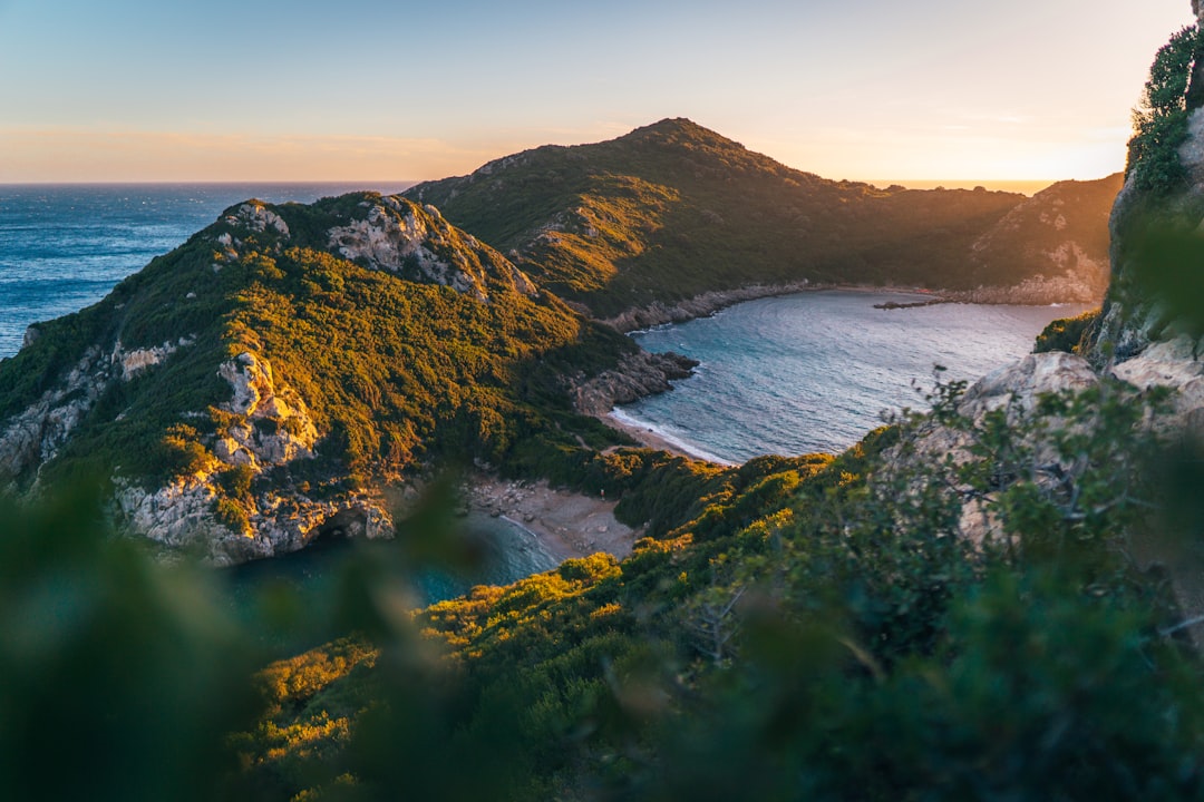 découvrez corfou, une île grecque paradisiaque à la richesse historique et culturelle unique. profitez de ses plages ensoleillées, de sa cuisine délicieuse et de ses paysages à couper le souffle. un véritable havre de paix pour des vacances inoubliables.