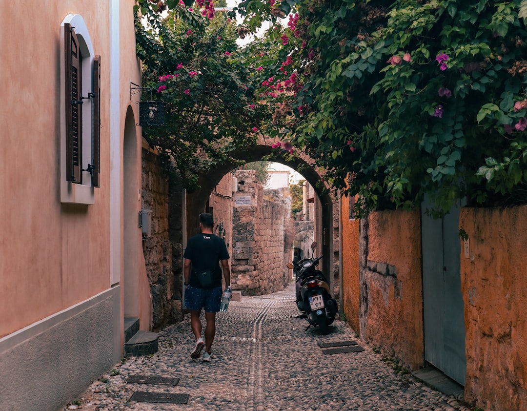 découvrez des trésors cachés, des lieux inexplorés et des expériences uniques qui enrichiront vos aventures. explorez ces joyaux méconnus, loin des sentiers battus, pour un voyage inoubliable.