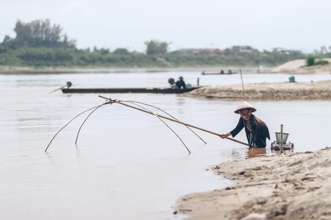 découvrez le laos, un pays enchanteur d'asie du sud-est, célèbre pour ses paysages fascinants, sa culture riche et ses temples majestueux. explorez la beauté naturelle de ses rivières, montagnes et forêts tropicales, tout en vous immergeant dans les traditions locales et la gastronomie savoureuse. le laos est une destination idéale pour les amateurs d'aventure et de sérénité.