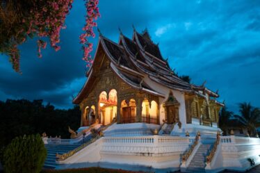 découvrez le laos, un pays de beauté sauvage et de culture riche, où des paysages pittoresques, des temples anciens et une cuisine délicieuse vous attendent. explorez les merveilles naturelles et les traditions authentiques qui font du laos une destination unique en asie du sud-est.