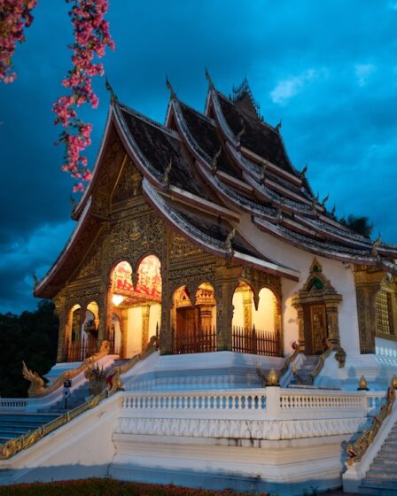 découvrez le laos, un pays de beauté sauvage et de culture riche, où des paysages pittoresques, des temples anciens et une cuisine délicieuse vous attendent. explorez les merveilles naturelles et les traditions authentiques qui font du laos une destination unique en asie du sud-est.