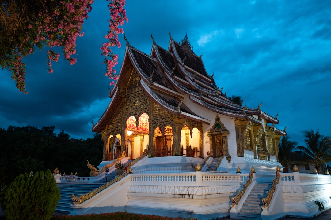 découvrez le laos, un pays de beauté sauvage et de culture riche, où des paysages pittoresques, des temples anciens et une cuisine délicieuse vous attendent. explorez les merveilles naturelles et les traditions authentiques qui font du laos une destination unique en asie du sud-est.