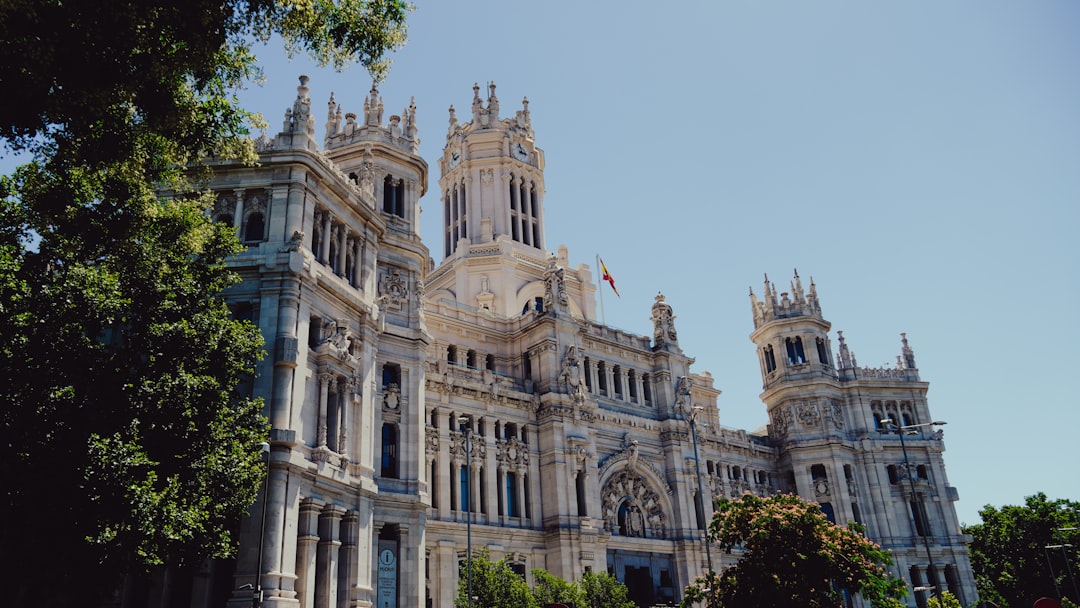 découvrez madrid, la vibrante capitale espagnole, riche en histoire, culture et gastronomie. explorez ses monuments emblématiques, flânez dans ses quartiers animés et goûtez aux délices de sa cuisine traditionnelle. une ville où chaque coin révèle un trésor.