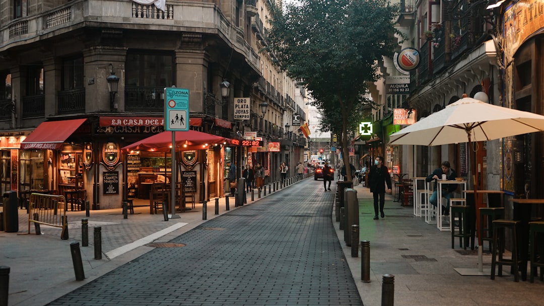 découvrez madrid, la vibrante capitale espagnole, réputée pour son riche patrimoine culturel, ses musées emblématiques comme le prado, sa délicieuse gastronomie et sa vie nocturne animée. explorez ses quartiers historiques, admirez l'architecture majestueuse et vivez l'authenticité de cette ville incontournable.