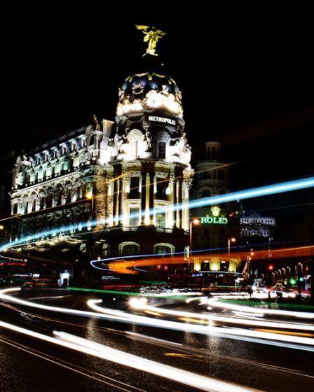 découvrez madrid, la vibrante capitale espagnole, où l'art, la culture et la gastronomie se rencontrent. explorez ses musées renommés, flânez dans ses magnifiques parcs et savourez des tapas dans ses quartiers animés. plongez dans l'histoire et la modernité de cette ville fascinante.