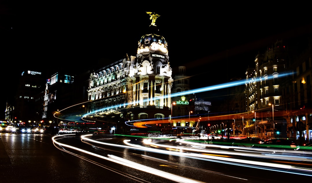 découvrez madrid, la vibrante capitale espagnole, où l'art, la culture et la gastronomie se rencontrent. explorez ses musées renommés, flânez dans ses magnifiques parcs et savourez des tapas dans ses quartiers animés. plongez dans l'histoire et la modernité de cette ville fascinante.