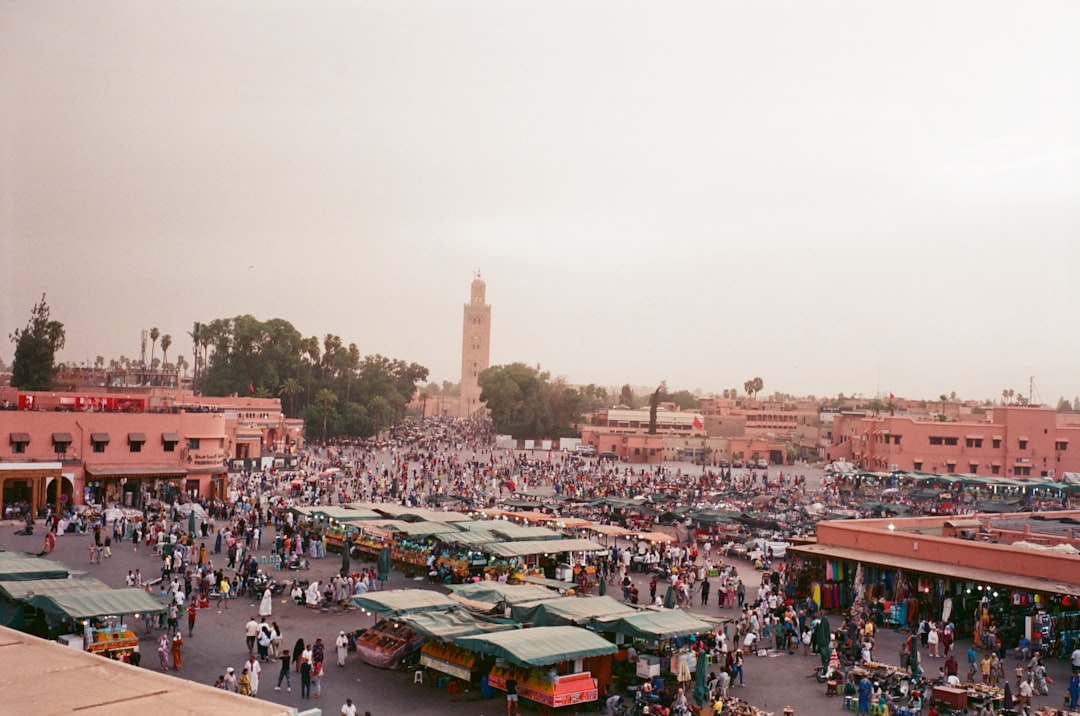 découvrez marrakech, la ville rouge aux couleurs vibrantes, où l'histoire millénaire se mêle aux traditions marocaines. explorez les souks animés, les palais majestueux et les jardins luxuriants, tout en savourant la délicieuse cuisine locale. plongez dans l'atmosphère envoûtante de cette destination exotique.