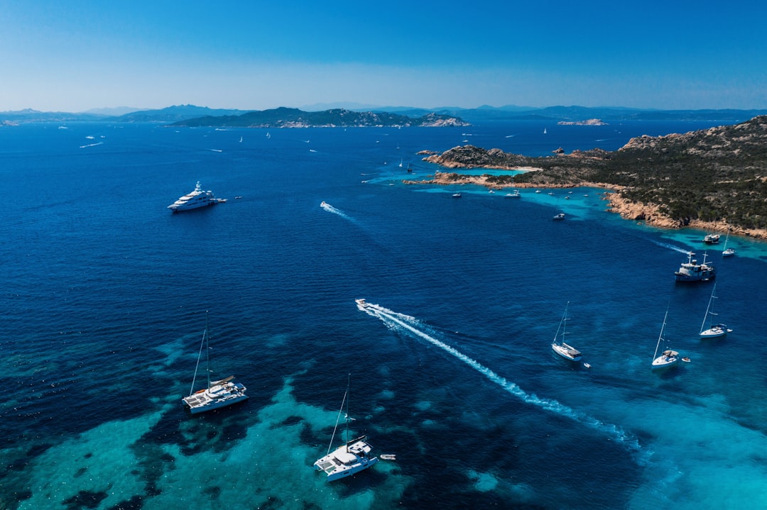 découvrez la beauté enchanteresse de la sardaigne, une île méditerranéenne célèbre pour ses plages de sable fin, ses paysages montagneux spectaculaires et sa riche culture. partez à l'aventure dans ses villages pittoresques, savourez sa cuisine délicieuse et immergez-vous dans son histoire fascinante.