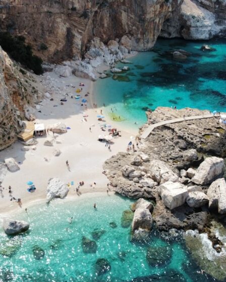 découvrez la beauté envoûtante de la sardaigne, une île méditerranéenne riche en paysages époustouflants, plages de sable fin, et patrimoine culturel. explorez ses charmants villages, savourez sa cuisine délicieuse et vivez des aventures inoubliables au cœur de cette destination paradisiaque.
