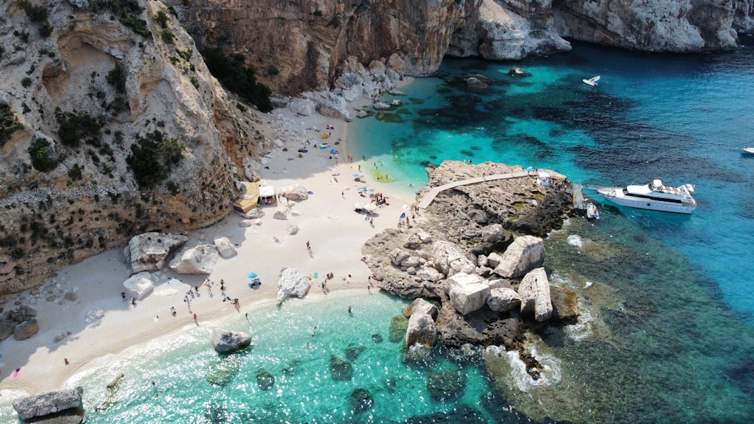 découvrez la beauté envoûtante de la sardaigne, une île méditerranéenne riche en paysages époustouflants, plages de sable fin, et patrimoine culturel. explorez ses charmants villages, savourez sa cuisine délicieuse et vivez des aventures inoubliables au cœur de cette destination paradisiaque.