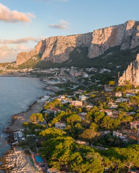 découvrez la beauté envoûtante de la sicile, île méditerranéenne riche en histoire, culture, et paysages à couper le souffle. explorez ses plages dorées, savourez une cuisine délicieuse, et laissez-vous charmer par ses villes historiques comme palerme, taormine et syracuse.