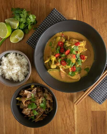 découvrez les saveurs exquises de la cuisine thaïlandaise, une symphonie de parfums et d'épices. savourez des plats emblématiques comme le pad thaï et le curry massaman, préparés avec des ingrédients frais et authentiques. plongez dans l'art culinaire de la thaïlande et laissez-vous séduire par une expérience gustative unique.