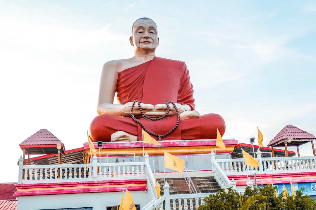 découvrez la richesse et la diversité de la culture thaïlandaise, un fascinant mélange de traditions anciennes, de festivals colorés, de cuisine savoureuse et d'art unique. plongez dans l'héritage historique de la thaïlande et explorez son influence sur la vie quotidienne.