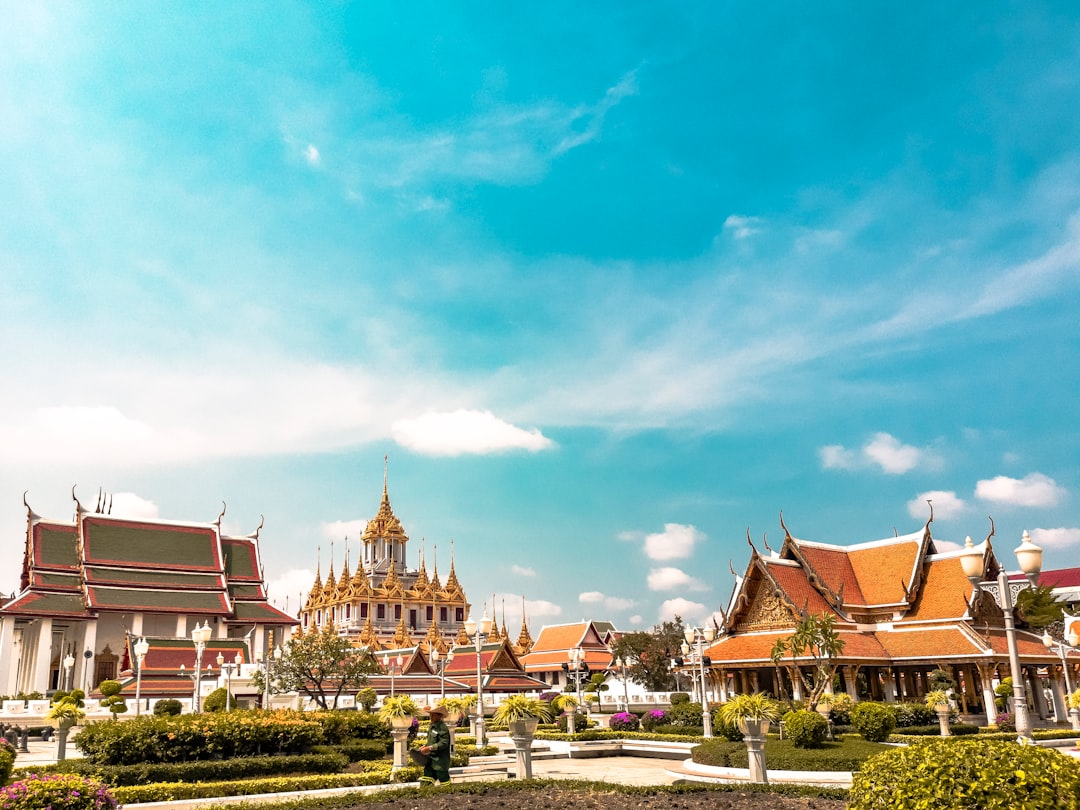 découvrez la thaïlande, un pays riche en culture, en paysages magnifiques et en saveurs exotiques. explorez ses plages de sable fin, ses temples majestueux et sa cuisine délicieuse, tout en vous immergeant dans la chaleur de l'hospitalité thaïlandaise.